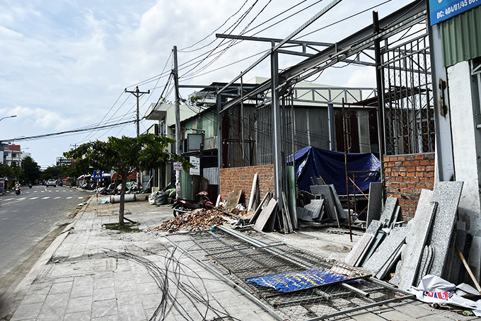 Một công trình dọc đường số 4 đang tự tháo dỡ sau khi có thông báo  kế hoạch cưỡng chế của UBND phường Phước Long.  