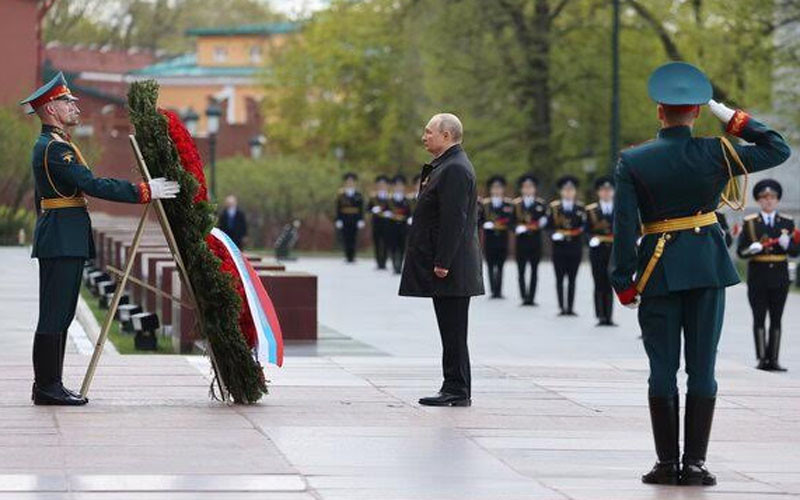 Tổng thống Nga V. Putin đặt hoa tại Ngọn lửa vĩnh cửu, bên bức tường các liệt sĩ vô danh (Nguồn: Điện Kremlin)
