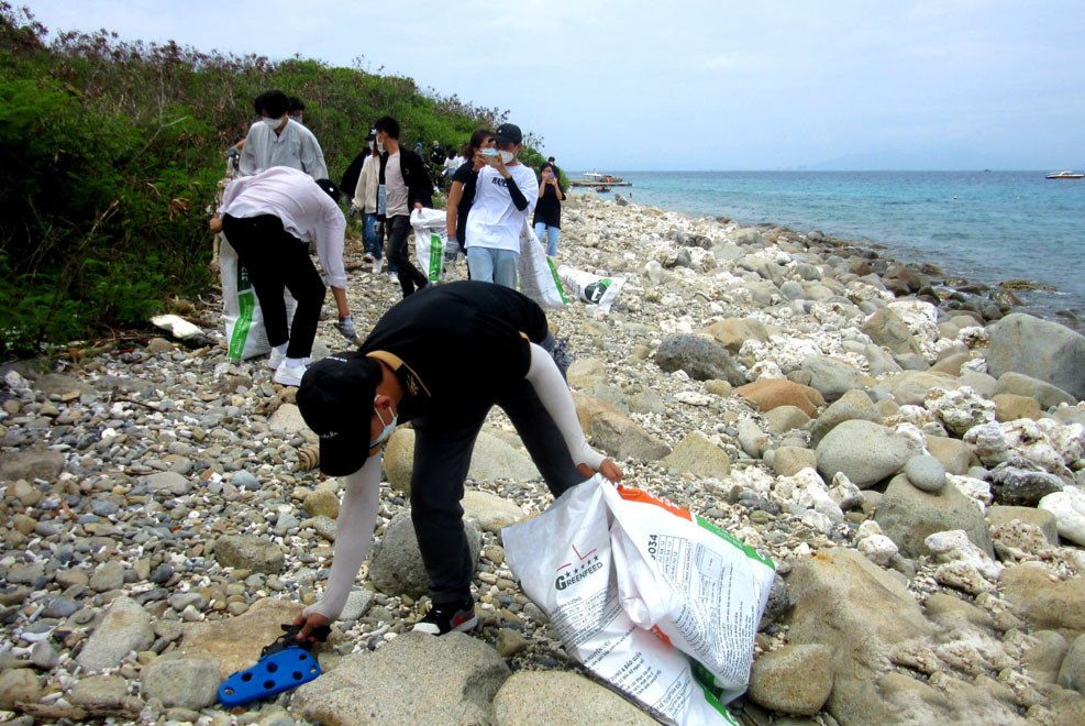 Sinh viên tham gia nhặt rác quanh đảo Hòn Mun.