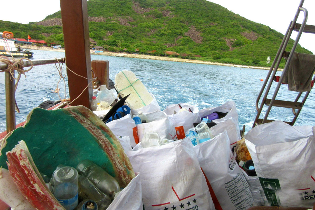 Vận chuyển rác từ đảo về đất liền.