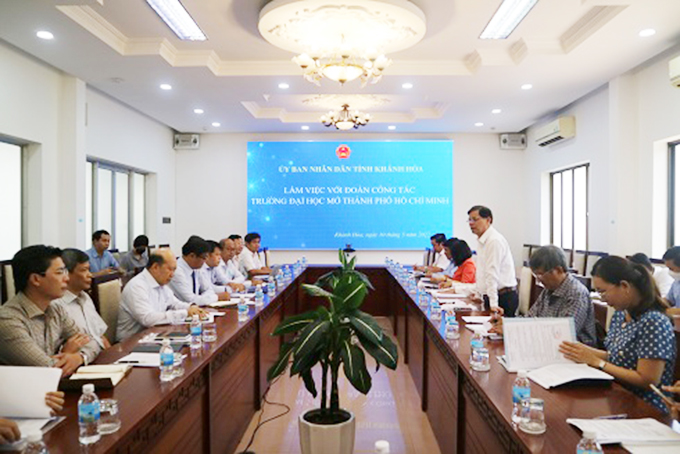 Ông Nguyễn Tấn Tuân - Chủ tịch UBND tỉnh Khánh Hòa làm việc với Trường Đại học Mở TP. Hồ Chí Minh