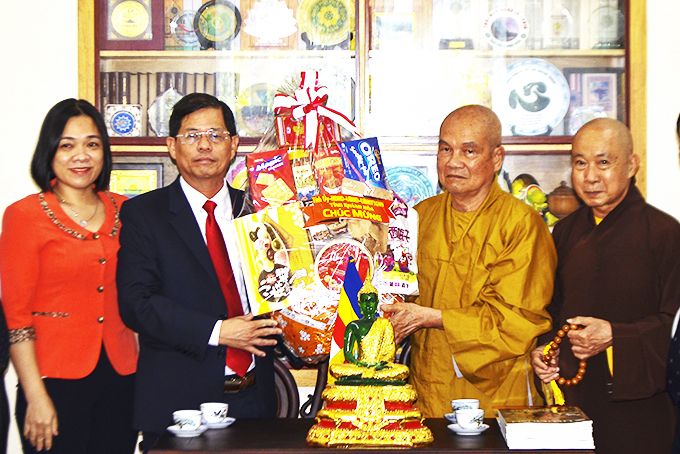 Ông Nguyễn Tấn Tuân - Phó Bí thư Tỉnh ủy, Chủ tịch UBND tỉnh thăm, chúc mừng Giáo hội Phật giáo Việt Nam tỉnh