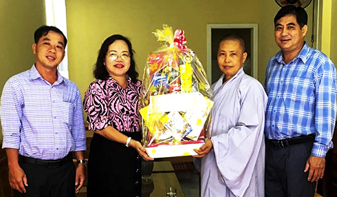 Lãnh đạo TP. Cam Ranh và huyện Cam Lâm: Thăm, chúc mừng các cơ sở Phật giáo nhân dịp Đại lễ Phật đản