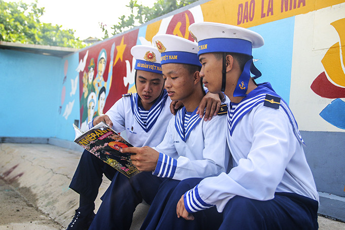 Các chiến sĩ đọc sách, báo trên đảo Trường Sa Đông.
