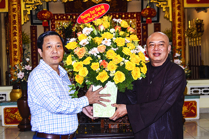 Ông Hà Quốc Trị tặng hoa tại chùa Nghĩa Phương.