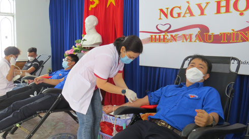 Cán bộ, nhân viên Công ty Cổ phần đường sắt Phú Khánh tham gia hiến máu tình nguyện.