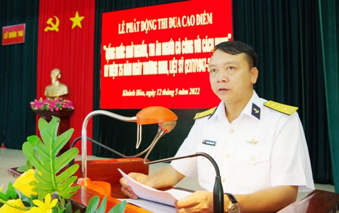 Thượng tá Lương Xuân Giáp phát biểu phát động đợt thi đua.