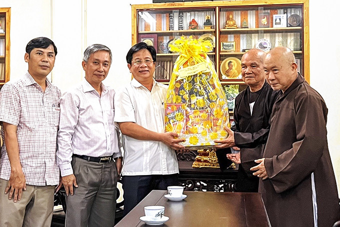 Đồng chí Hồ Văn Mừng thăm, chúc mừng Ban Trị sự  Giáo hội Phật giáo Việt Nam tỉnh. 