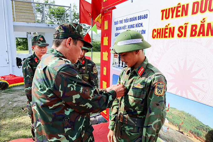 Thượng tá Trần Tuấn Cường - Phó Tham mưu trưởng  Bộ Chỉ huy Quân sự tỉnh tặng “hoa bắn giỏi” cho các chiến sĩ  đạt thành tích cao trong đợt kiểm tra.
