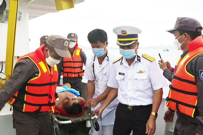 Tàu KN419 thuộc Chi đội đưa ngư dân bị bệnh nặng từ Trường Sa về đất liền chữa trị.