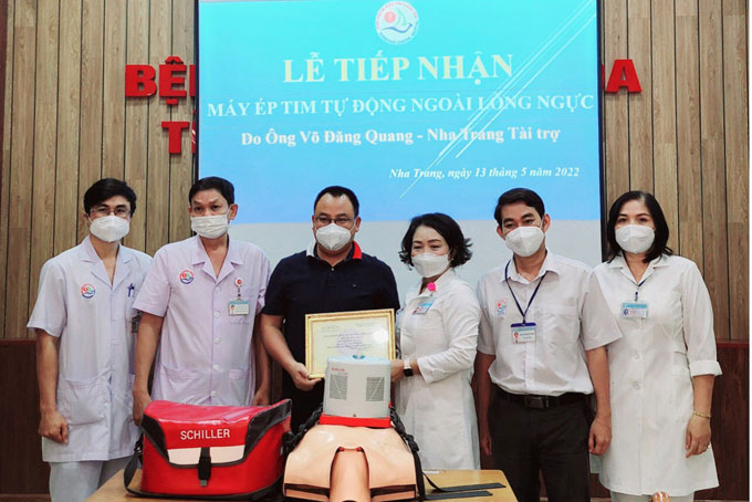 Lãnh đạo Bệnh viện Đa khoa tỉnh tiếp nhận máy ép tim ngoài lồng ngực từ gia đình ông Võ Đăng Quang.
