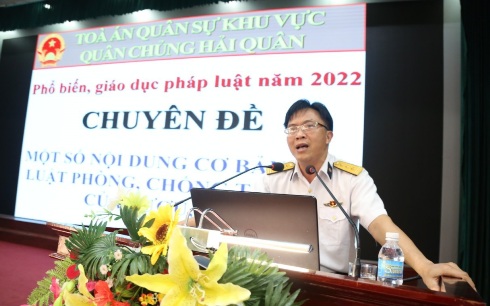 Thượng tá Nguyễn Kim Việt - Chánh án Tòa án Quân sự Khu vực Quân chủng Hải quân giới thiệu các chuyên đề tại hội nghị.