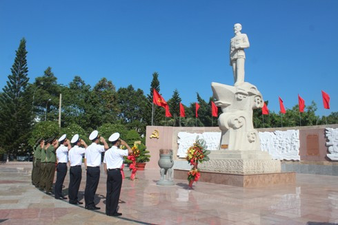 Đại biểu các đơn vị dâng hương Tượng đài Chủ tịch Hồ Chí Minh.