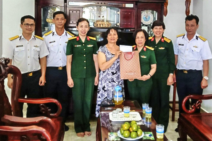 Đoàn công tác của Ủy ban Dân số, gia đình và trẻ em (Bộ Quốc phòng) tặng quà cho gia đình quân nhân có hoàn cảnh khó khăn.
