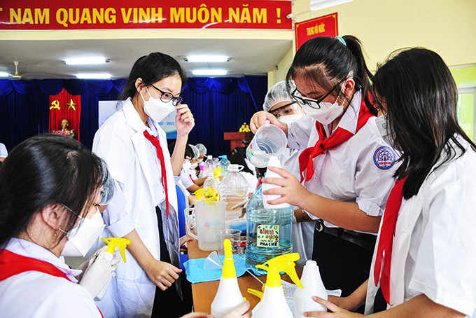 <p style= &quot;text-align: justify; &quot;>Hội đồng Đội TP. Nha Trang tổ chức hoạt động trải nghiệm pha chế dung dịch rửa tay sát khuẩn cho đội viên.</p>