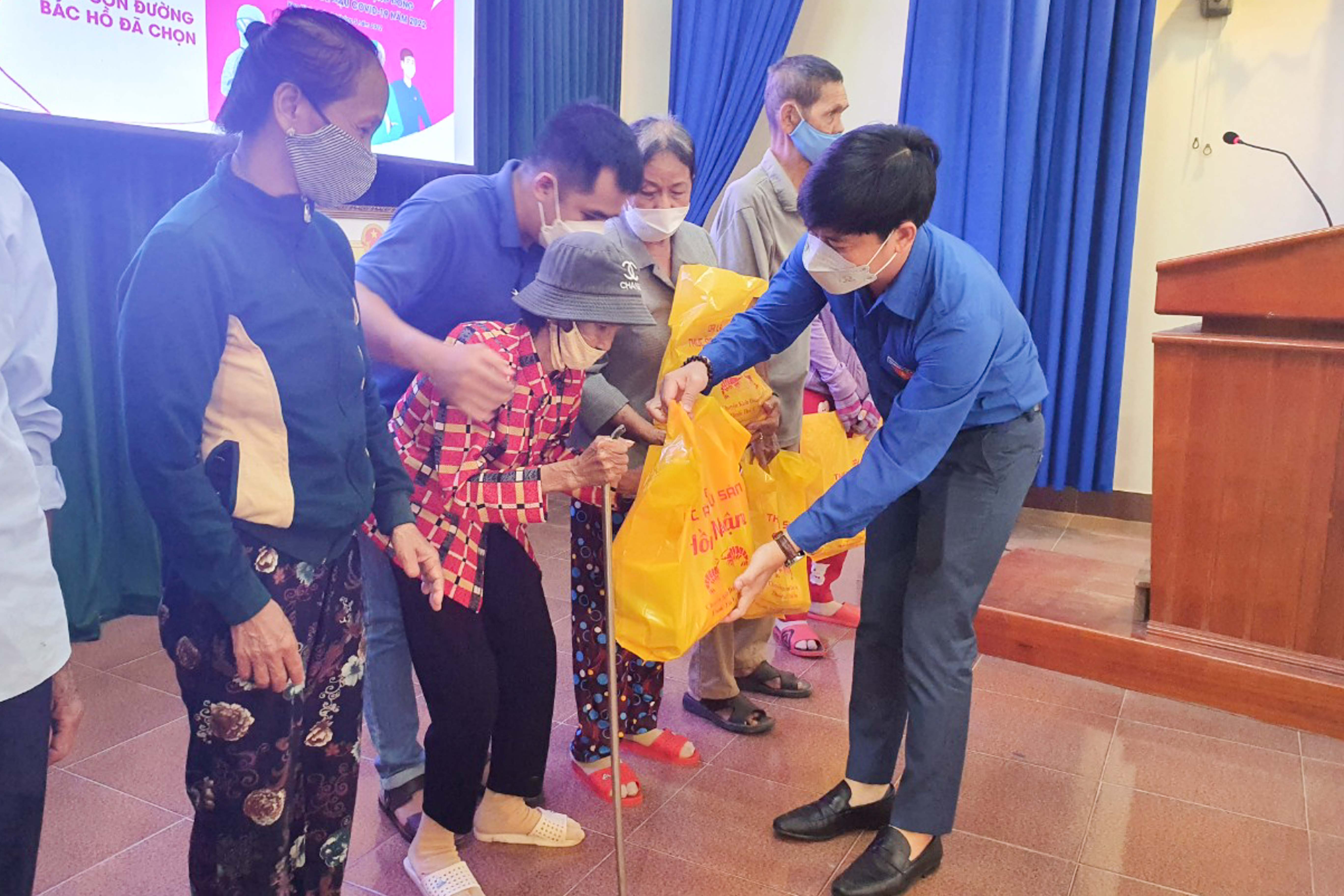 Trao 100 phần quà hỗ trợ người dân khó khăn huyện Vạn Ninh