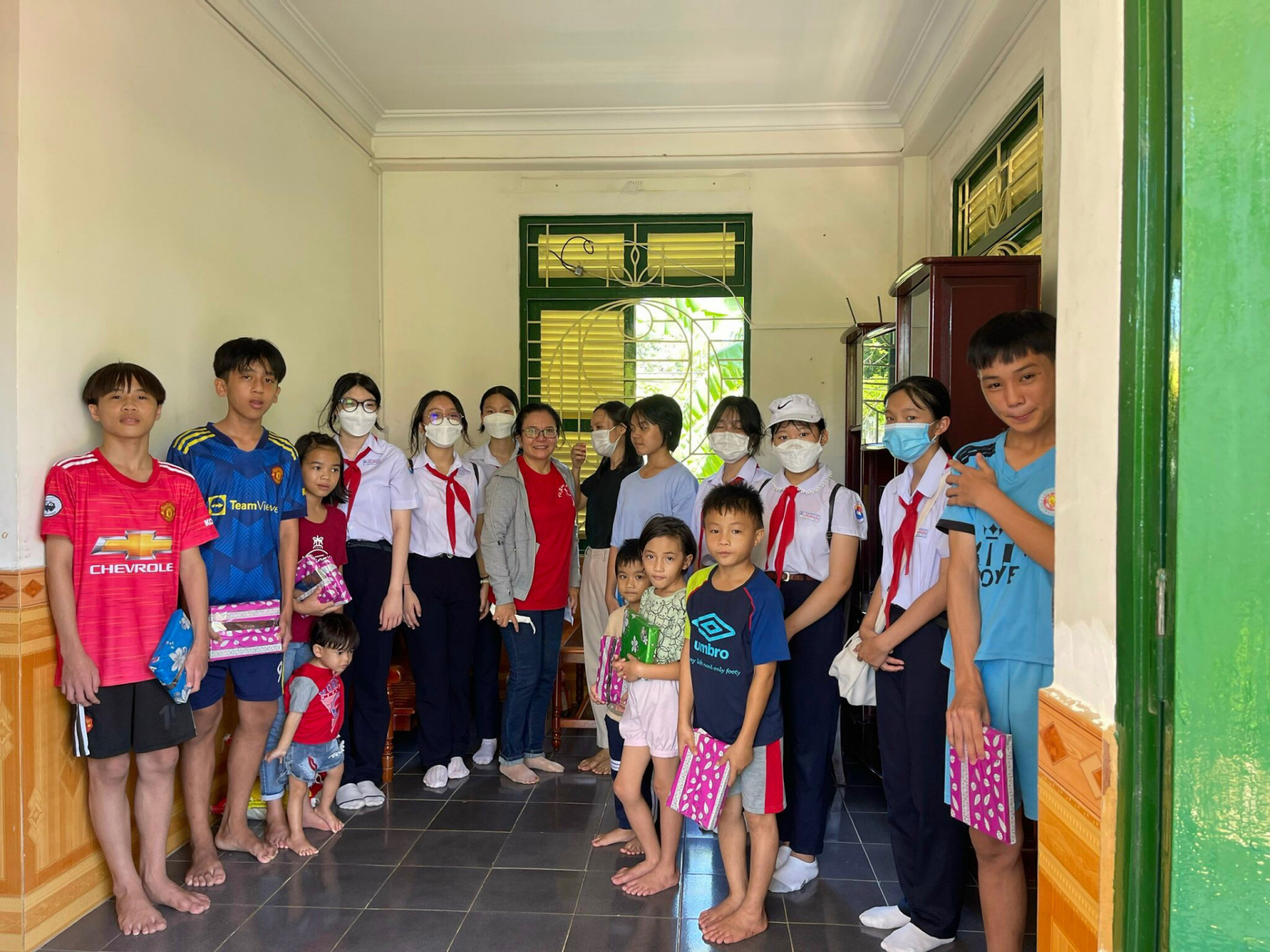 Các em học sinh tặng quà cho các em nhỏ ở Làng trẻ em SOS Nha Trang.