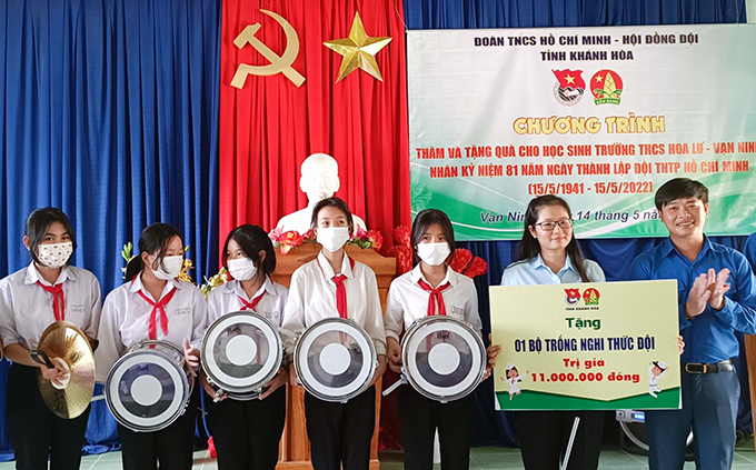 Trao học bổng và tặng quà cho Trường THCS Hoa Lư