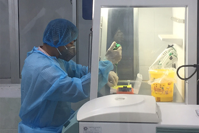 Thực hiện công đoạn xét nghiệm PCR tại Trung tâm Kiểm soát bệnh tật tỉnh
