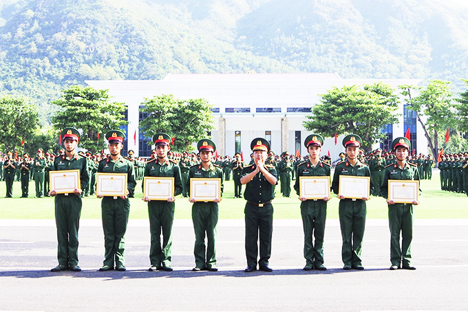 Đại tá Lê Xuân Hùng - Hiệu trưởng Trường Sĩ quan Thông tin  trao thưởng cho các học viên tiêu biểu.