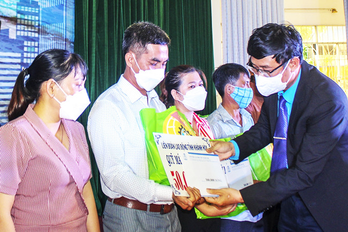  Ông Bùi Thanh Bình - Chủ tịch Liên đoàn Lao động tỉnh  trao hỗ trợ cho đoàn viên có hoàn cảnh khó khăn.