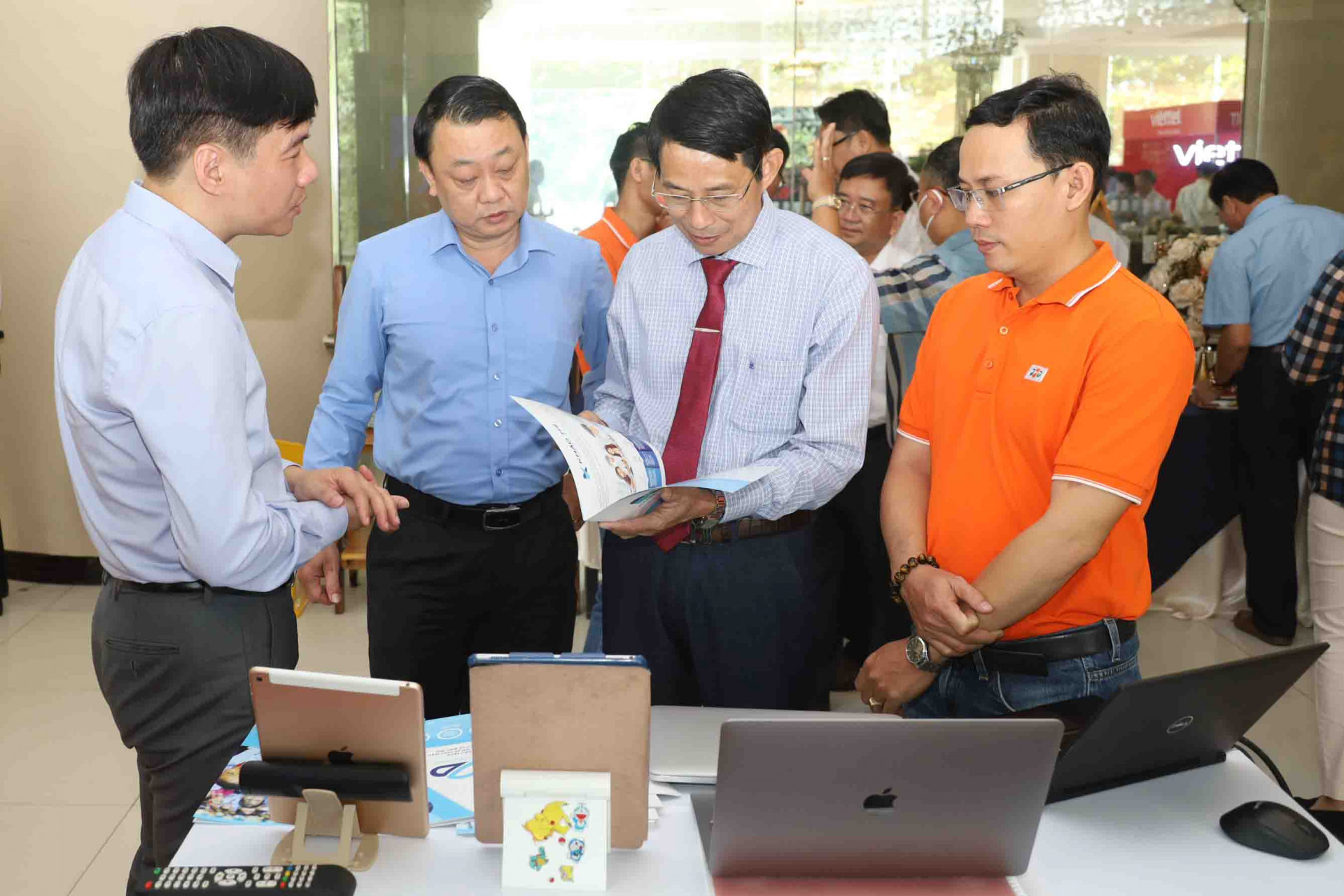 Ông Đinh Văn Thiệu tìm hiểu về các giải pháp công nghệ của Tập đoàn FPT giới thiệu trong khuôn khổ hội nghị. 