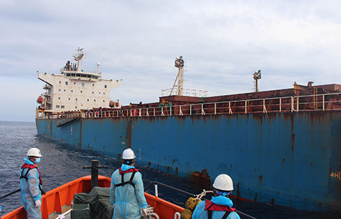 Đưa 2 thuyền viên người Philipines bị tai nạn lao động trên tàu vào Nha Trang chữa trị