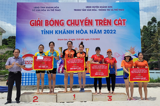 Ban tổ chức trao giải cho các cặp vận động viên nữ xuất sắc.