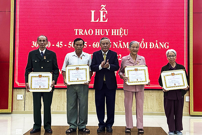 Lãnh đạo  Thị ủy Ninh Hòa  trao huy hiệu 30 năm tuổi Đảng cho các đảng viên.