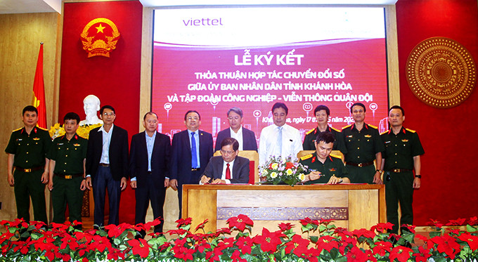 Đồng chí Nguyễn Tấn Tuân và Đại tá Tào Đức Thắng ký kết hợp tác  về chuyển đổi số với sự chứng kiến của các đồng chí lãnh đạo tỉnh. 