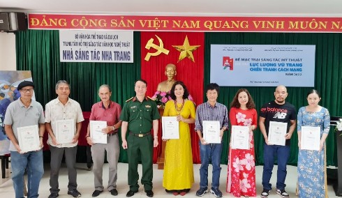 Thượng tá Lê Vũ Huy trao Giấy chứng nhận tham gia Trại sáng tác cho các họa sĩ.
