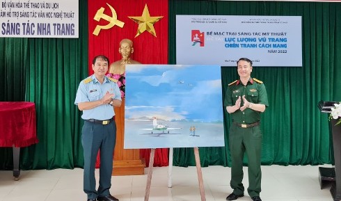 Thượng tá Lê Vũ Huy trao tặng tranh cho các đơn vị.
