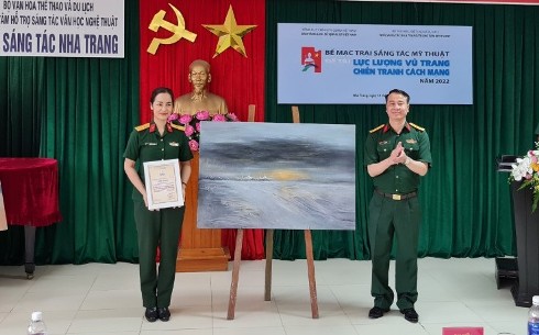 Ban tổ chức tiếp nhận tranh do các họa sĩ tặng Bảo tàng Lịch sử Quân sự Việt Nam.