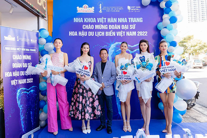 Anh Đặng Văn Khoa (Giám Đốc Nha Khoa Việt Hàn Nha Trang) và Đoàn đại sứ Hoa Hậu Du lịch Biển Việt Nam 2022.
