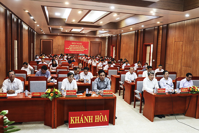 Các vị  lãnh đạo tỉnh dự hội nghị tại điểm cầu Khánh Hòa.