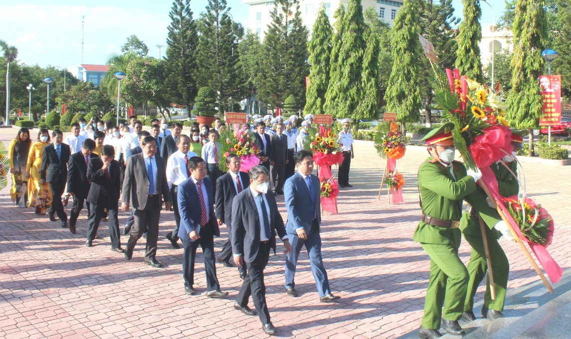 Đoàn đại biểu của Tỉnh ủy, HĐND, UBND, UBMTTQ Việt Nam tỉnh do ông Nguyễn Hải Ninh dẫn đầu dâng hoa, dâng hương, tưởng nhớ Bác Hồ.