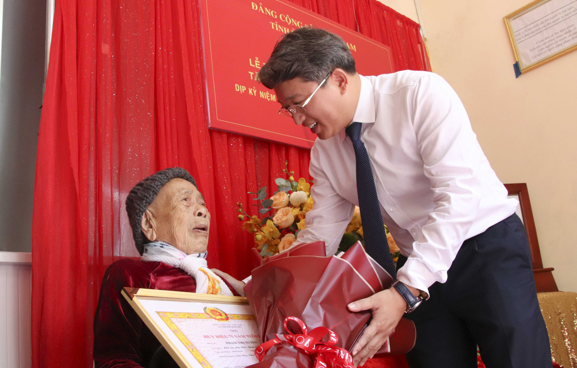 Bí thư Tỉnh ủy Nguyễn Hải Ninh trao huy hiệu cho đảng viên Phạm Thị Xuyến.