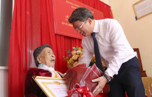 Bí thư Tỉnh ủy trao Huy hiệu 75 năm tuổi Đảng cho các đảng viên lão thành