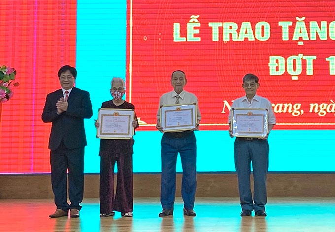 Ông Hồ Văn Mừng trao tặng Huy hiệu Đảng cho các đảng viên 65 năm tuổi Đảng.