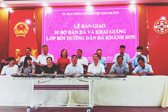 Bàn giao 10 bộ đàn đá Khánh Sơn