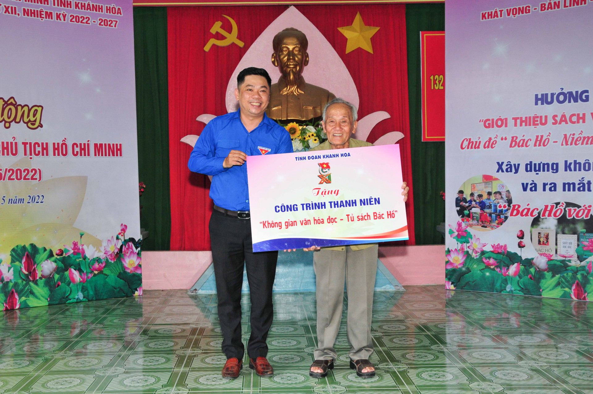 Lãnh đạo Tỉnh đoàn trao biểu trưng công trình thanh niên cho ông Bùi Xuân Phước, người xây dựng Khu tưởng niệm Chủ tịch Hồ Chí Minh 