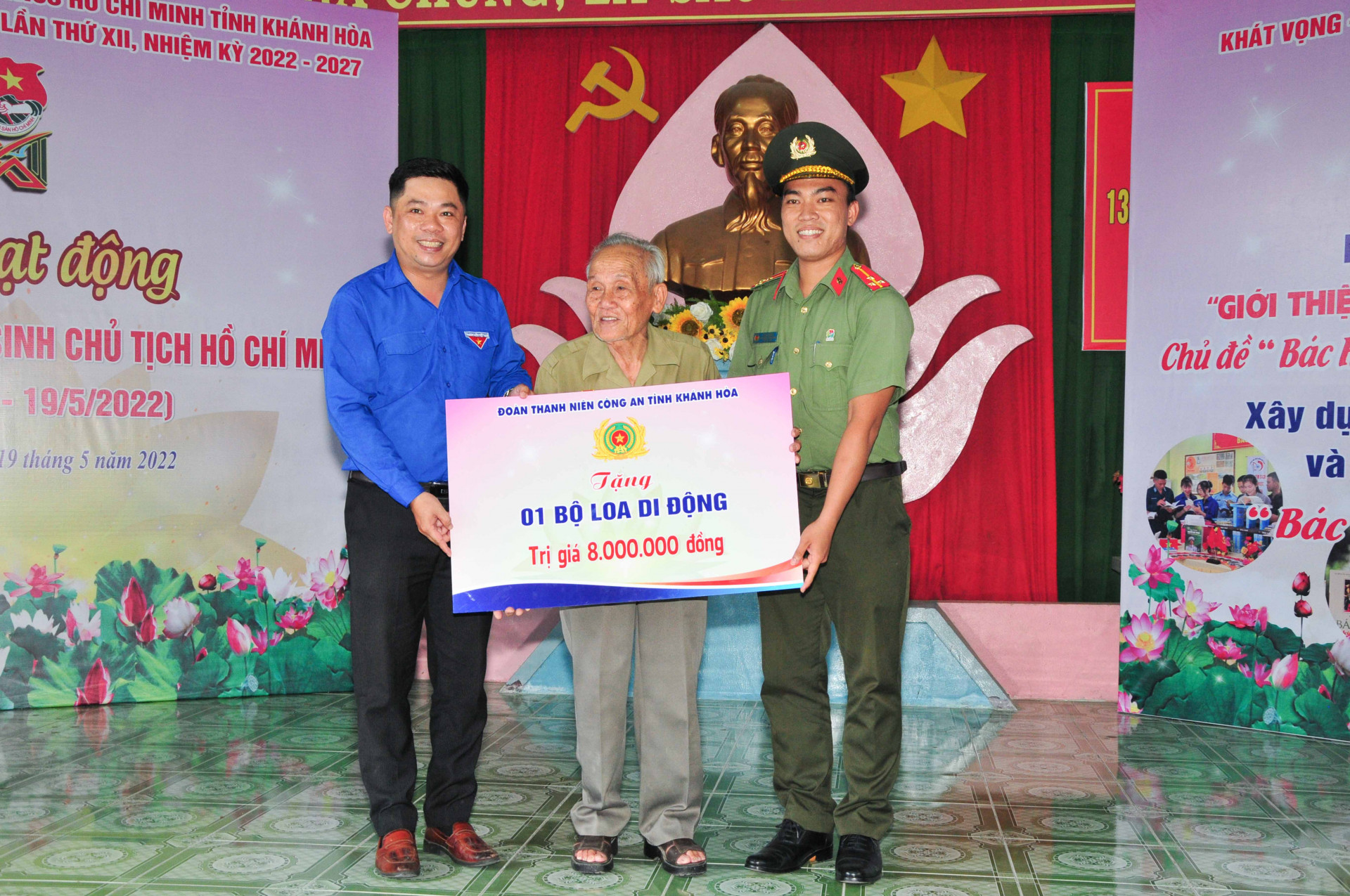 Tỉnh đoàn, Đoàn Thanh niên Công an tỉnh trao biểu trưng phần quà cho Khu tưởng niệm Chủ tịch Hồ Chí Minh nhằm hỗ trợ công tác tuyên truyền, sinh hoạt cộng đồng tại đây