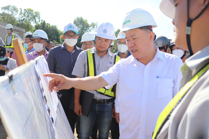 Ông Nguyễn Anh Tuấn khảo sát, kiểm tra tại khu vực Dự án CCSEP Nha Trang.