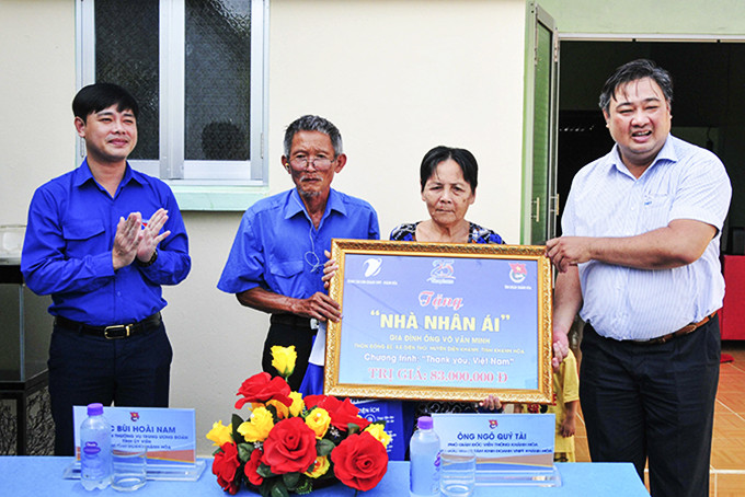 Tỉnh đoàn phối hợp với Trung tâm Kinh doanh VNPT Khánh Hòa thực hiện công trình thanh niên “Nhà nhân ái”  cho gia đình ông Võ Văn Minh.