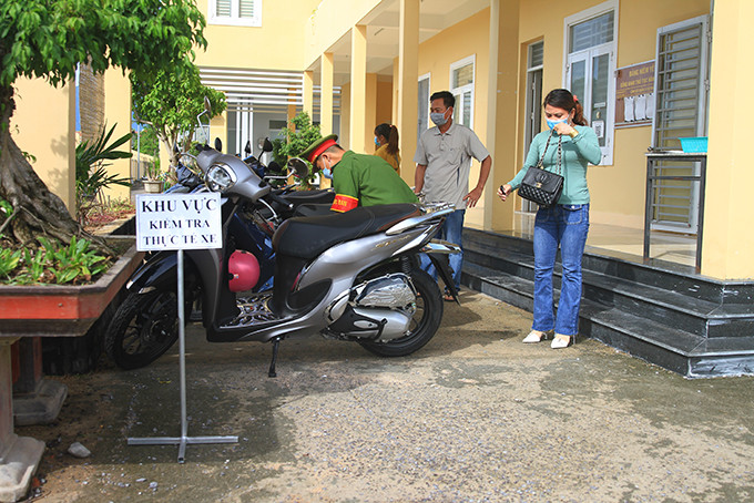 Công an phường Ninh Giang, thị xã Ninh Hòa tiếp nhận và giải quyết thủ tục đăng ký, quản lý phương tiện mô tô, xe máy, xe máy điện cho công dân của phường