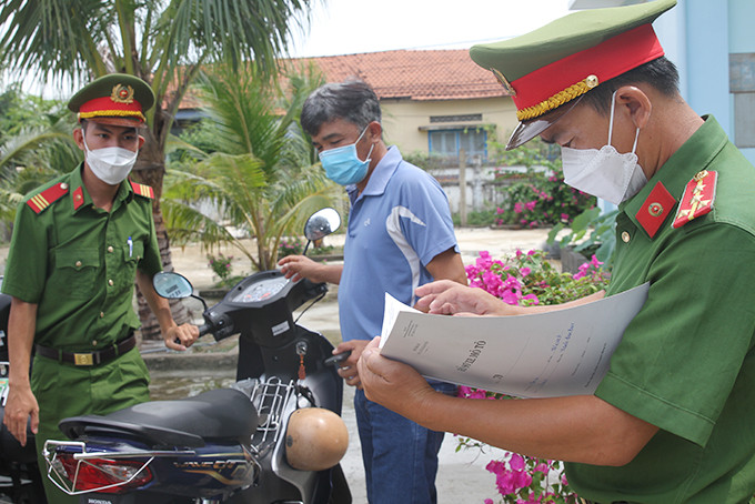 Công an phường Ninh Hải, thị xã Ninh Hòa làm các thủ tục đăng ký, quản lý mô tô, xe máy cho nhân dân trong phường 