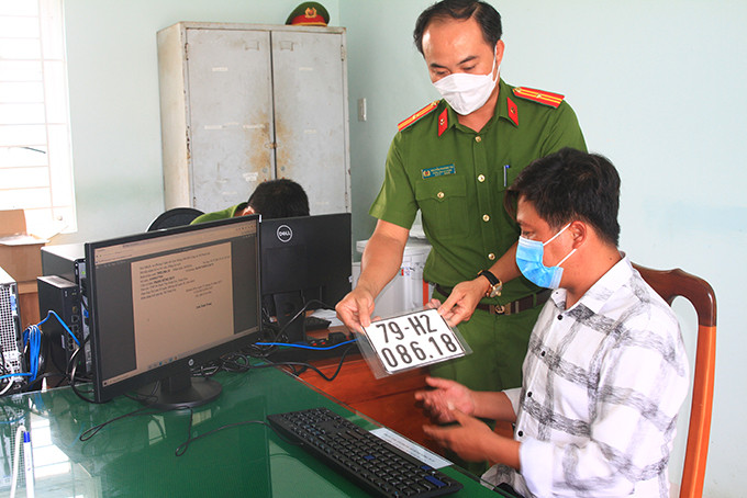 Công an phường Ninh Hải trao biển số xe cho anh Phạm Hồng Huy