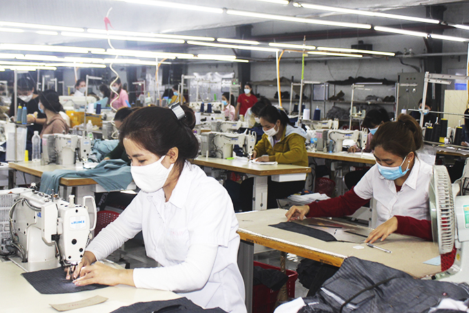 Người lao động mong sớm được tăng lương