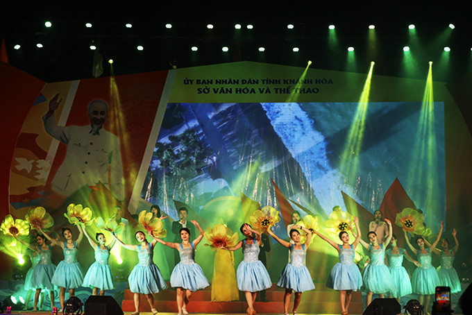 Performance of Hai Dang Song and Dance Troupe at 2-4 Square (Nha Trang City)