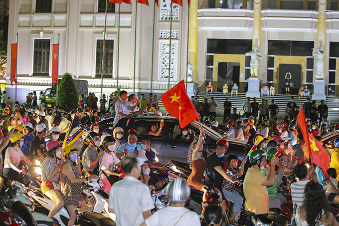 People crowded in front of Khanh Hoa Provincial Conference Center on Tran Phu Street